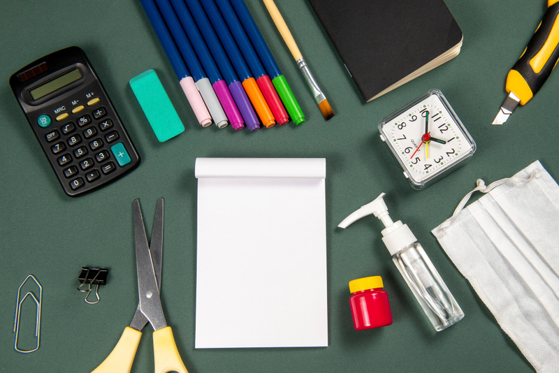 Alt: Hình ảnh sách và dụng cụ văn phòng.