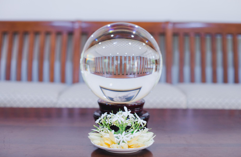Alt: Quả cầu pha lê trong suốt làm quà lần đầu gặp.