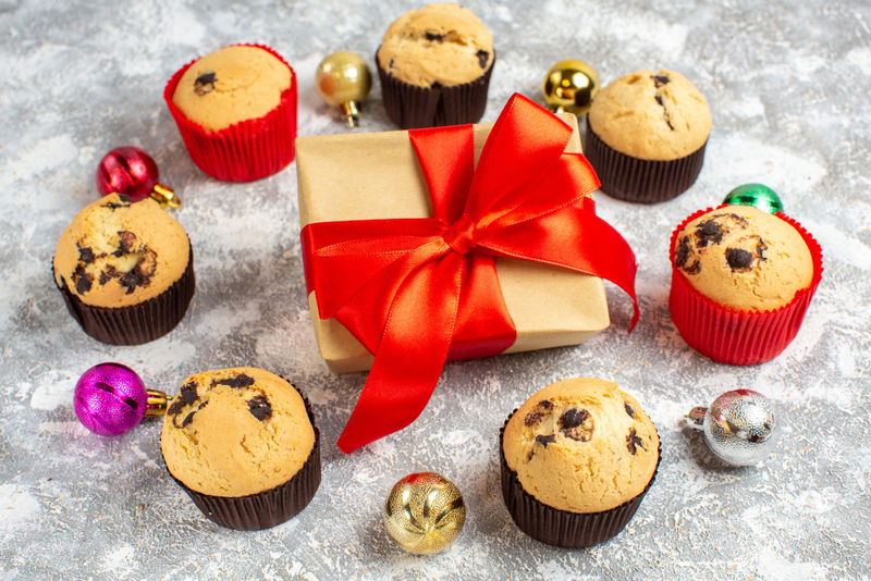 Alt: Bánh quy, cupcake Noel làm quà Giáng sinh cho bạn bè.
