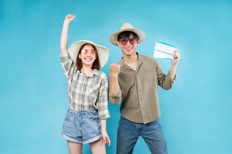 Alt: Voucher du lịch nước ngoài làm quà kỷ niệm ngày cưới.