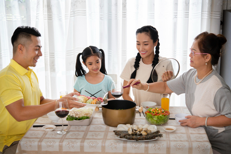quà sinh nhật tặng mẹ bữa cơm gia đình ấm cúng.