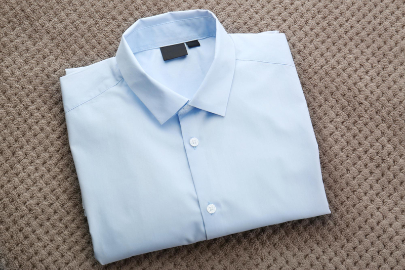 Alt: Áo thun trơn và áo sơ mi công sở.