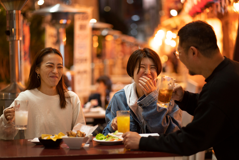 Alt: Bữa tối ấm áp là quà Giáng sinh cho bạn bè ý nghĩa.