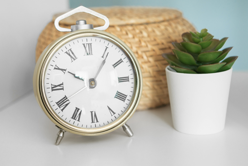 Alt: Đồng hồ để bàn phong cách tối giản.