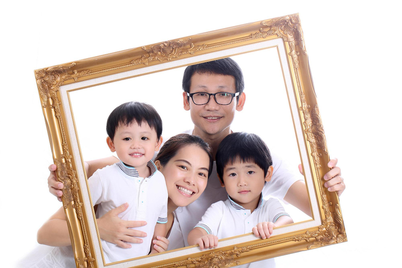 Alt: Khung ảnh gia đình - quà sinh nhật độc đáo hài hước dành cho cha mẹ.