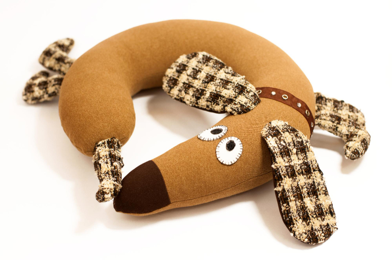 Alt: Gối kê cổ hài hước - quà sinh nhật độc đáo và tiện dụng.