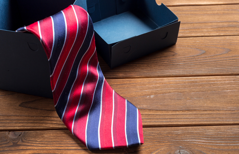 Alt: cà vạt nam sang trọng tặng quà sinh nhật cho anh trai