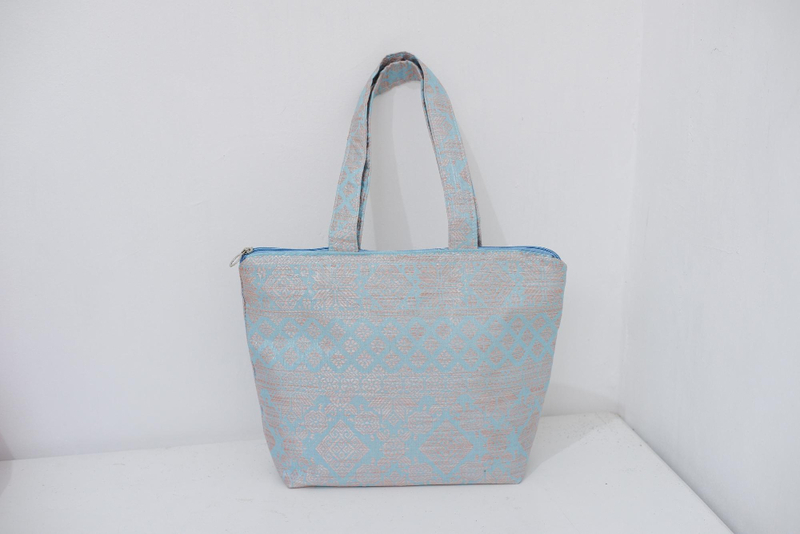 Alt: Túi tote vải canvas màu tự nhiên.