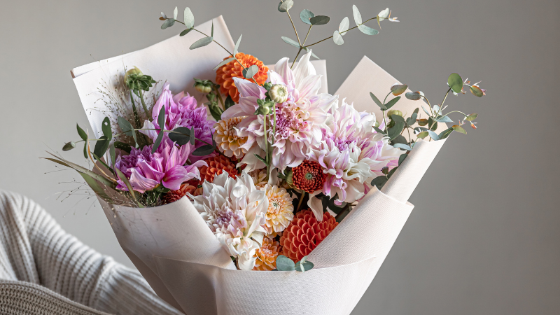 Bó hoa tươi làm quà tặng nhà mới của gia chủ