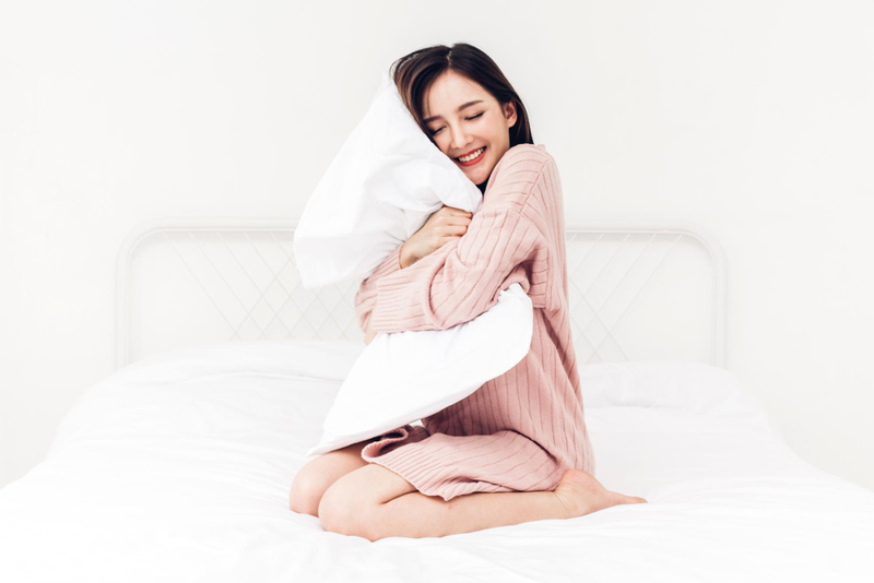 Bạn gái ôm gối ôm