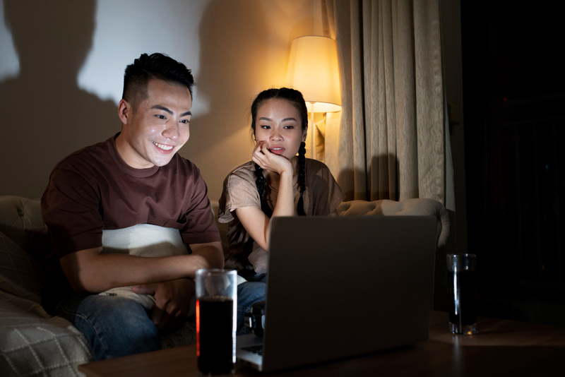 Bạn nam và bạn gái cùng nhau xem phim vào buổi tối