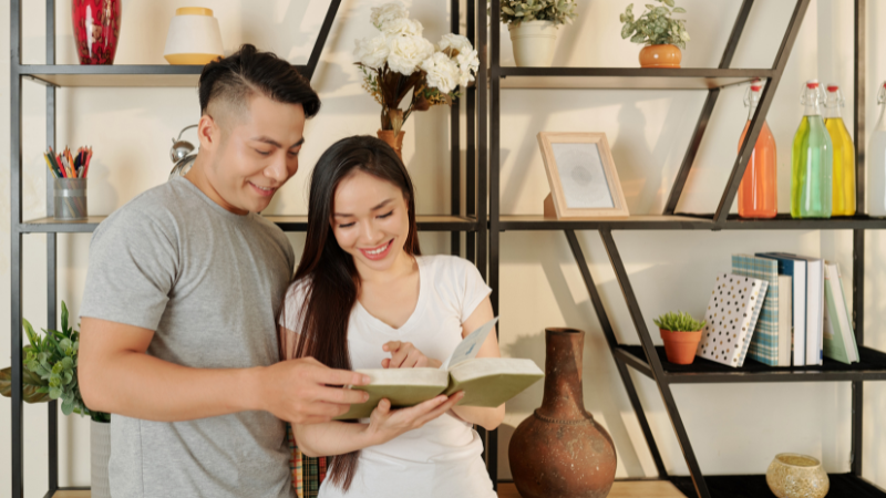 Người yêu và bạn đọc sách cùng nhau