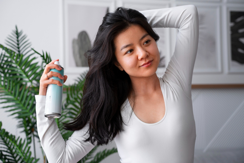 Nước hoa thơm tóc làm quà 20/10 cho đồng nghiệp nữ