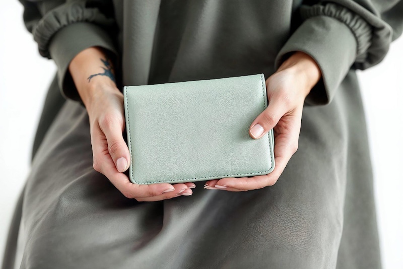 Ví cầm tay đi tiệc làm quà 8/3 cho khách hàng.