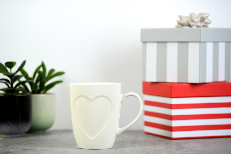 Ly sứ là lựa chọn an toàn và thân thiện cho quà tặng cuối năm cho nhân viên, phù hợp nhiều môi trường làm việc. Alt: Hình ảnh ly sứ có thiết kế đơn giản.
