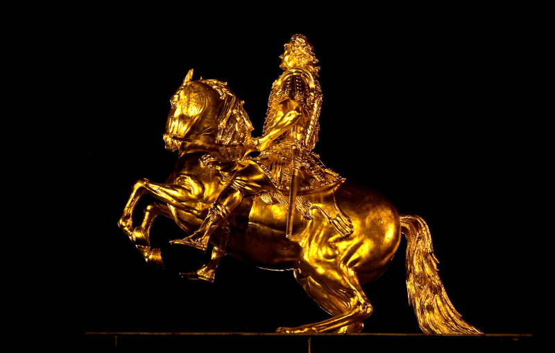 Tượng ngựa vàng làm quà tặng doanh nhân cao cấp