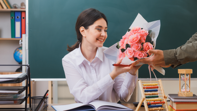 Ngày tặng quà thể hiện lòng biết ơn với thầy cô trong ngày 20/11