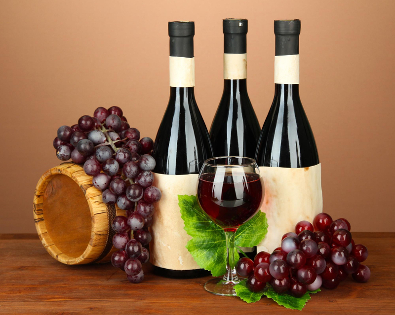 Alt: Chai rượu vang dùng làm quà cưới.