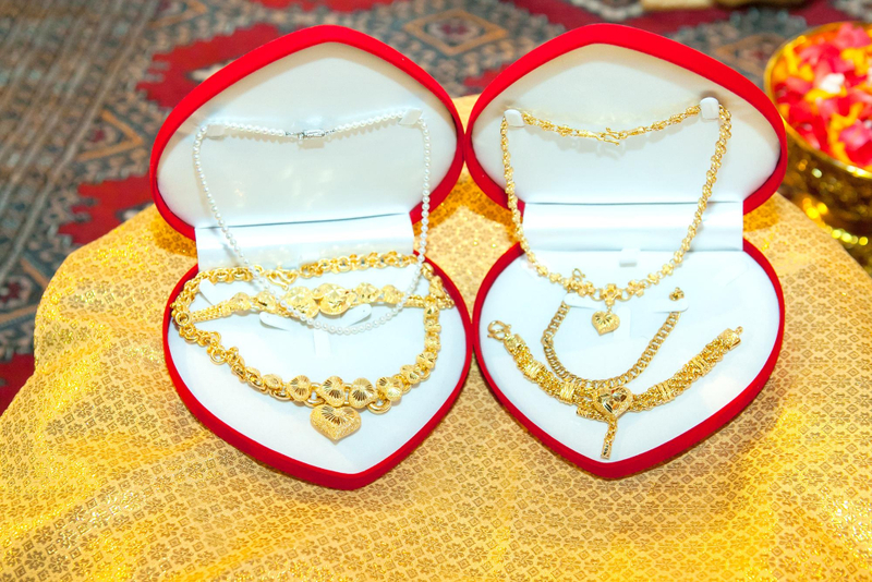 Alt: Trang sức vàng tinh tế dành cho quà cưới.