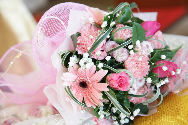 Alt: Bó hoa tươi nhiều màu dùng làm quà tặng người thân.