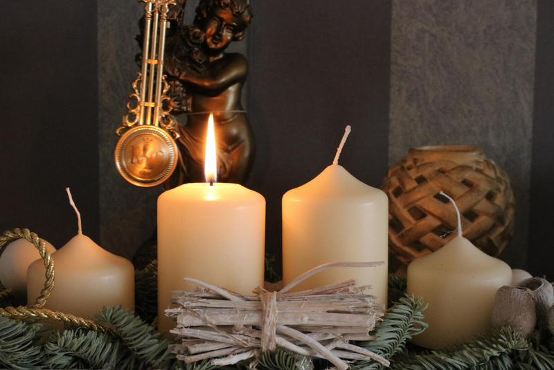 Alt: Quà Noel cho nhân viên – nến thơm trang trí Giáng sinh.