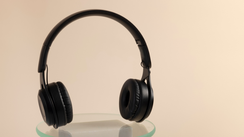 Tai nghe bluetooth – quà tặng thầy cô nhân ngày họp lớp phù hợp xu hướng công nghệ