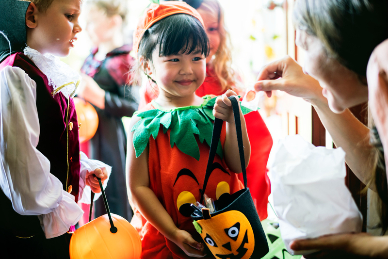 quà tặng Halloween cho bé vé hóa trang thiếu nhi