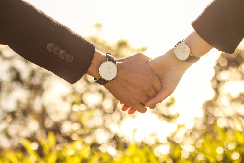 Alt: Đồng hồ đôi dùng làm quà kỷ niệm ngày cưới.