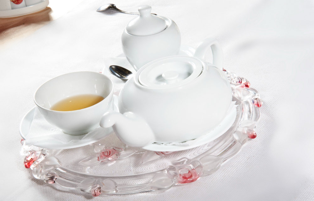 Bộ ấm trà sứ Phình Thon in logo công ty thiết kế tinh tế và sang trọng.