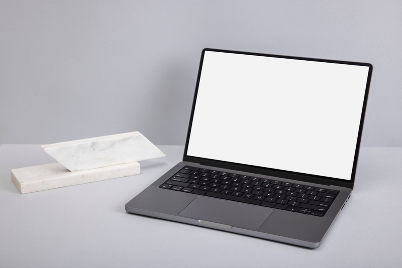 Alt: Laptop văn phòng làm quà tặng người thân.