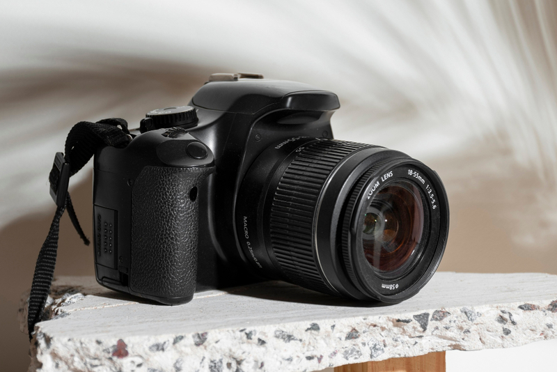 Alt: Máy ảnh hoặc phụ kiện công nghệ cho nam