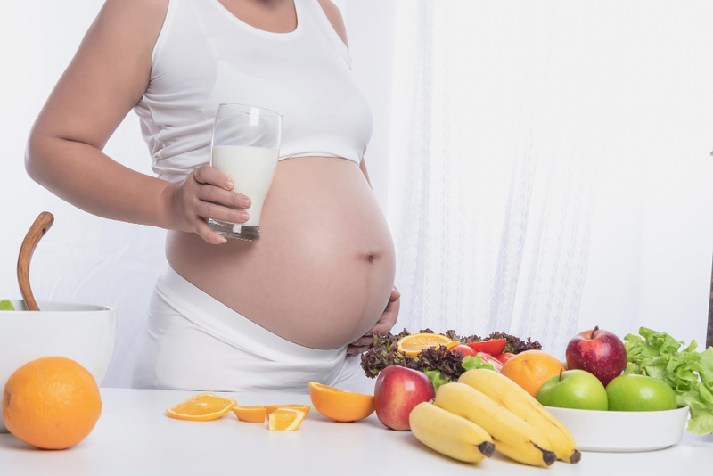 Alt: Sữa và thực phẩm bổ sung cho mẹ bầu làm quà sinh nhật an toàn.