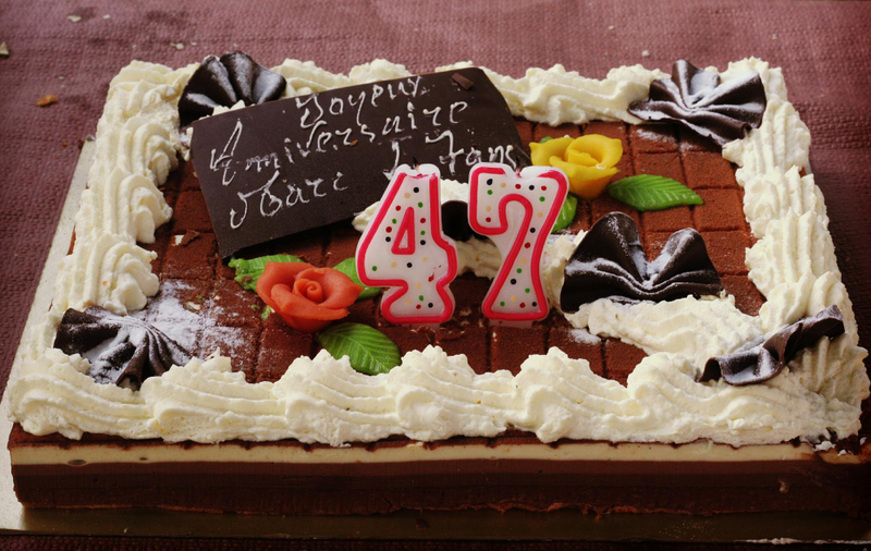 Bánh kem dìm hàng – quà sinh nhật độc đáo hài hước khiến buổi tiệc thêm vui.