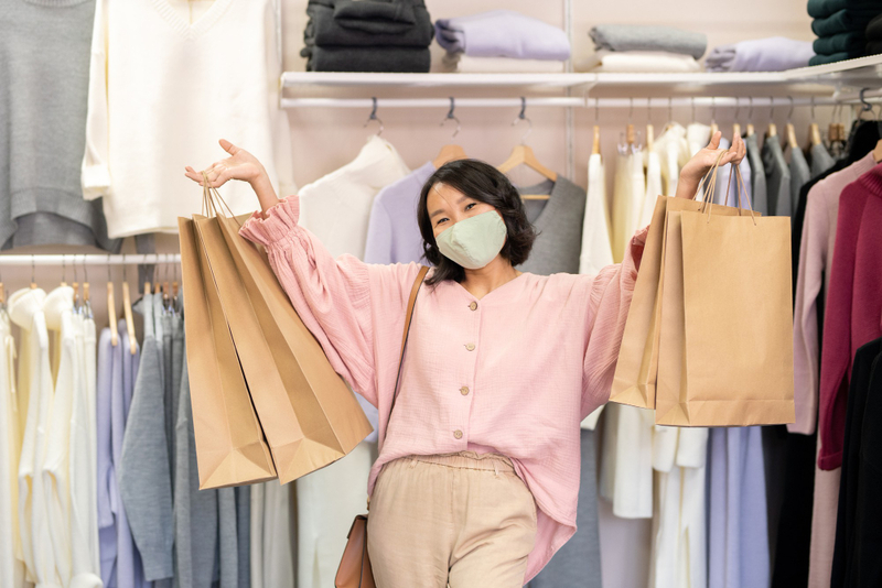 tặng quà sinh nhật cho mẹ bằng chuyến mua sắm vui vẻ.