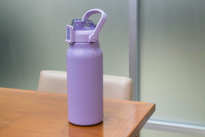 Alt: Bình giữ nhiệt thiết kế gọn nhẹ.