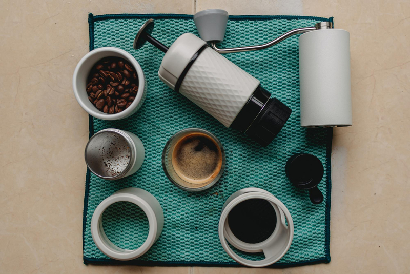 Alt: Bộ phin cà phê gốm sứ truyền thống.