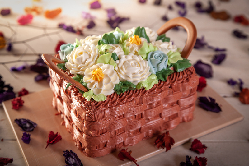 Alt: Hoa và bánh kem dành cho quà sinh nhật cho vợ.