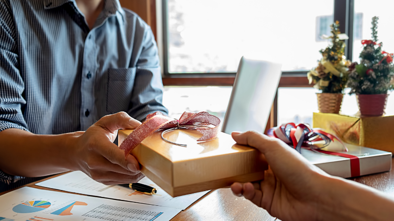 Tặng quà teambuilding nên tặng gì? Quà tặng kém chất lượng ảnh hưởng đến trải nghiệm người nhận