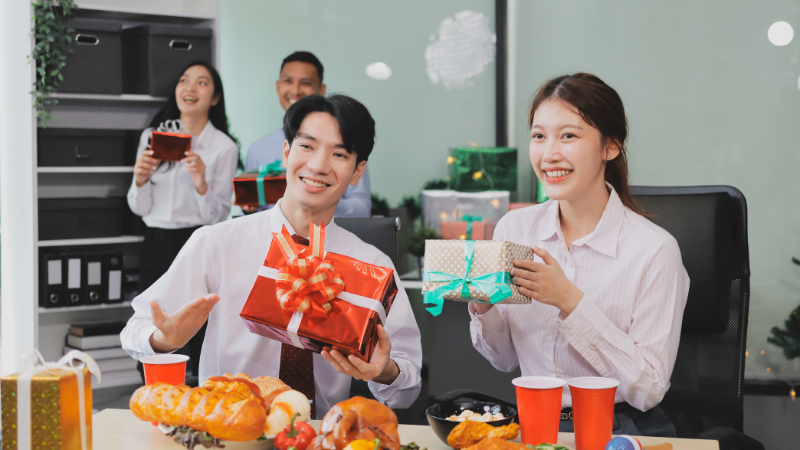 Quà tặng kỷ niệm thành lập công ty mang ý nghĩa gắn kết và tri ân