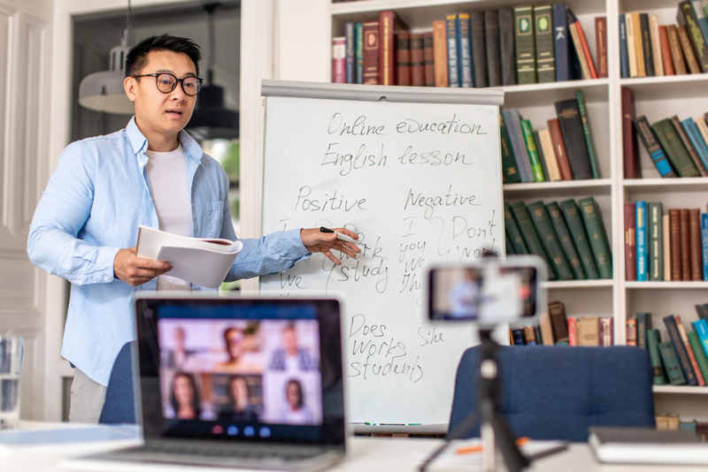 Quay video thầy giáo đang dạy học