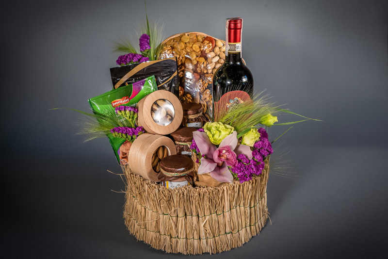 Giỏ rượu vang và bánh kẹo