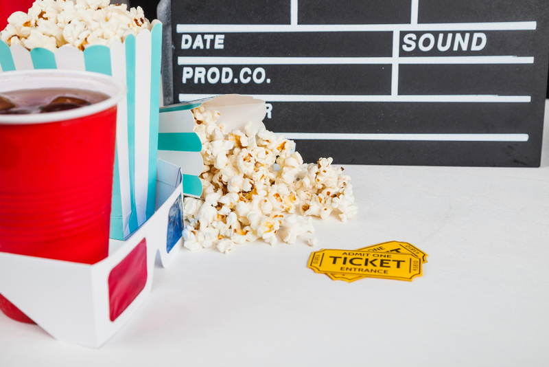 Alt: Vé xem phim và workshop làm quà kỷ niệm ngày cưới.