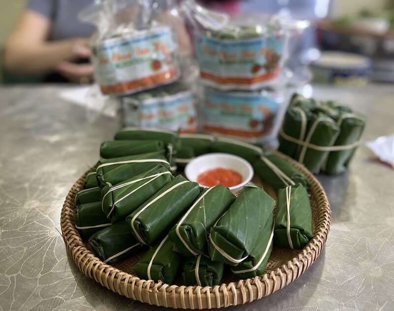 Alt: Giỏ đặc sản vùng miền làm quà Tết tặng bố mẹ chồng.