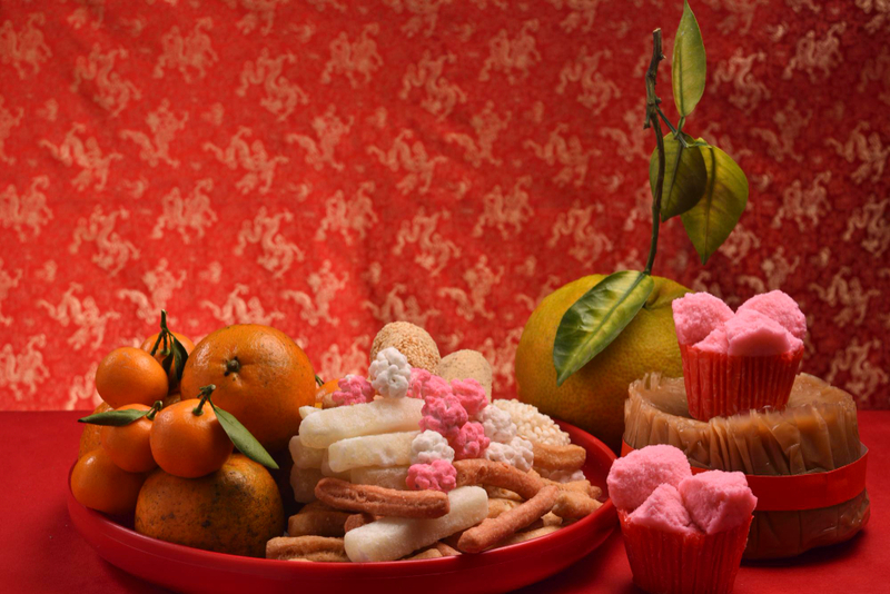 Alt: Hộp bánh kẹo dùng làm quà Tết cho bé.