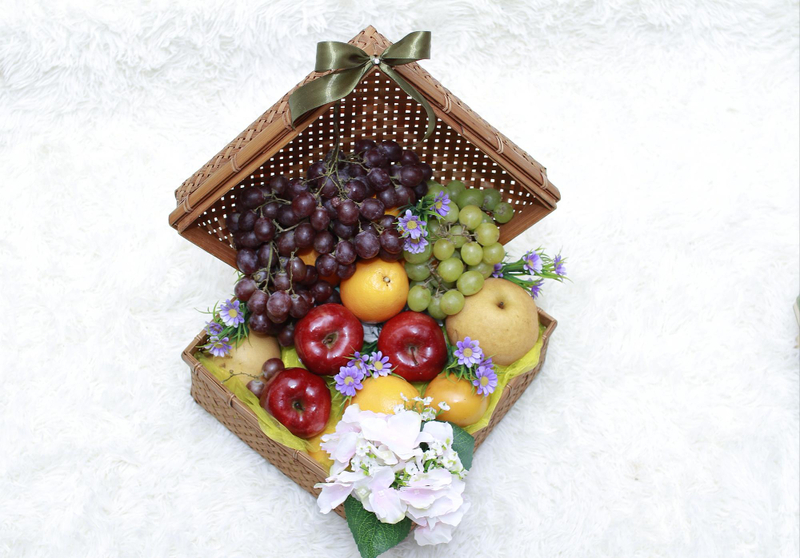 Alt: Giỏ trái cây tươi và độc đáo làm quà Tết cho bố mẹ chồng.