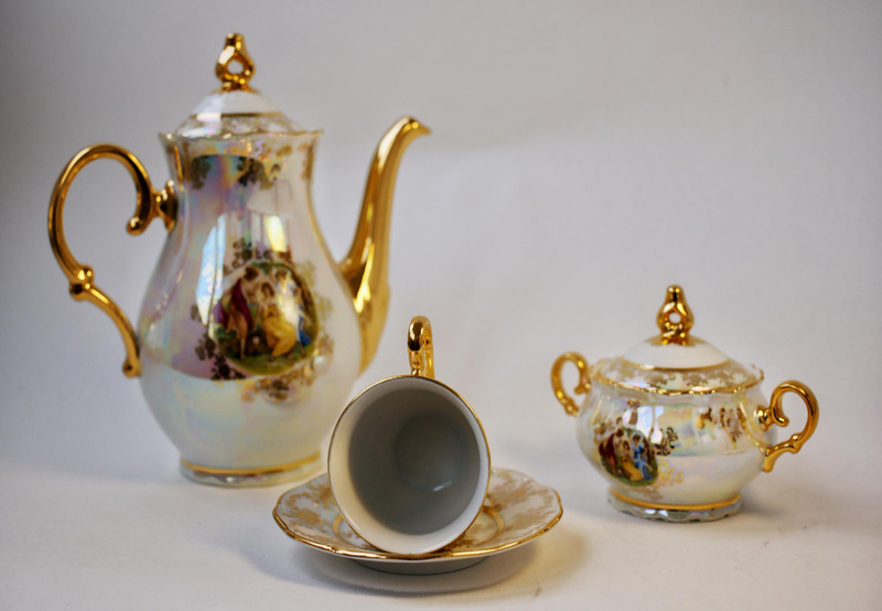 Alt: Bộ ấm trà pha lê dùng biếu Tết bố mẹ.