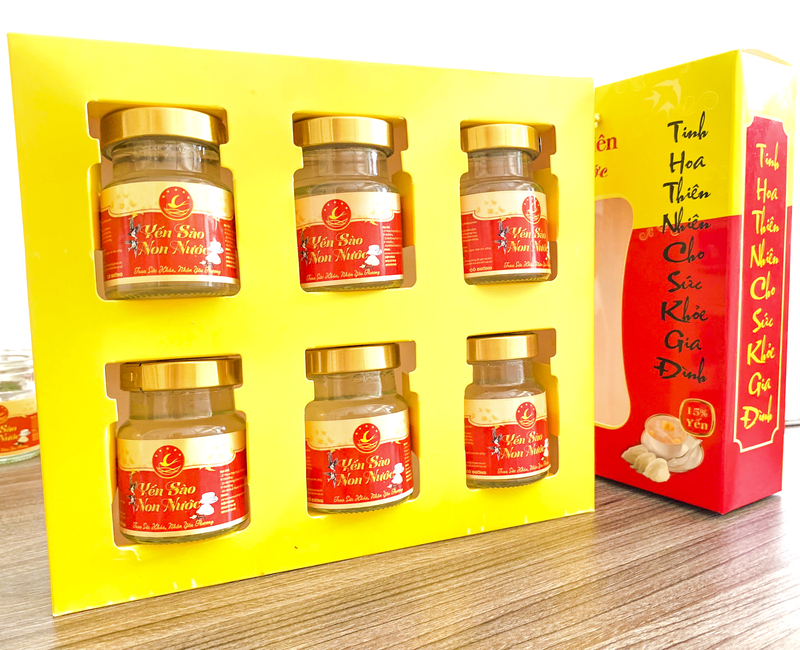 Yến chưng tiện lợi phù hợp cho người lớn tuổi thích sự gọn nhẹ và dễ dùng. Alt: Hộp yến chưng tặng bố mẹ người yêu dịp Tết.