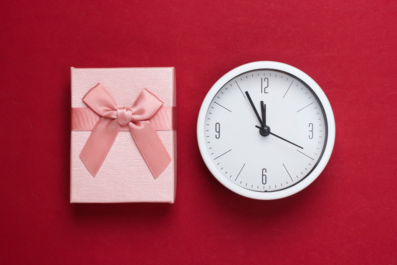 Alt: Đồng hồ treo tường làm quà Tết cho bố mẹ chồng.