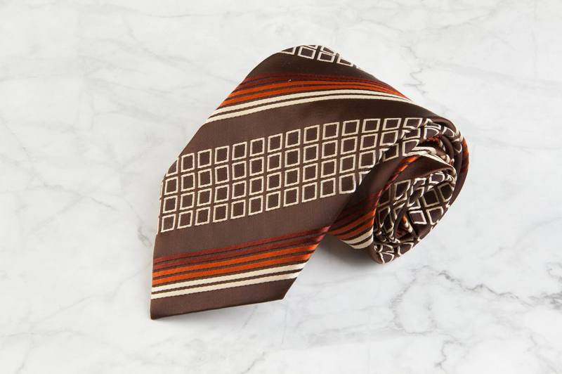 Alt: Cà vạt và khăn lụa cao cấp quà Tết biếu sếp lịch lãm.