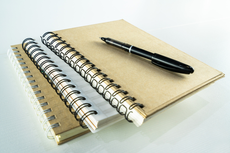 Alt: Bút máy và sổ tay dùng làm quà Tết tặng thầy cô